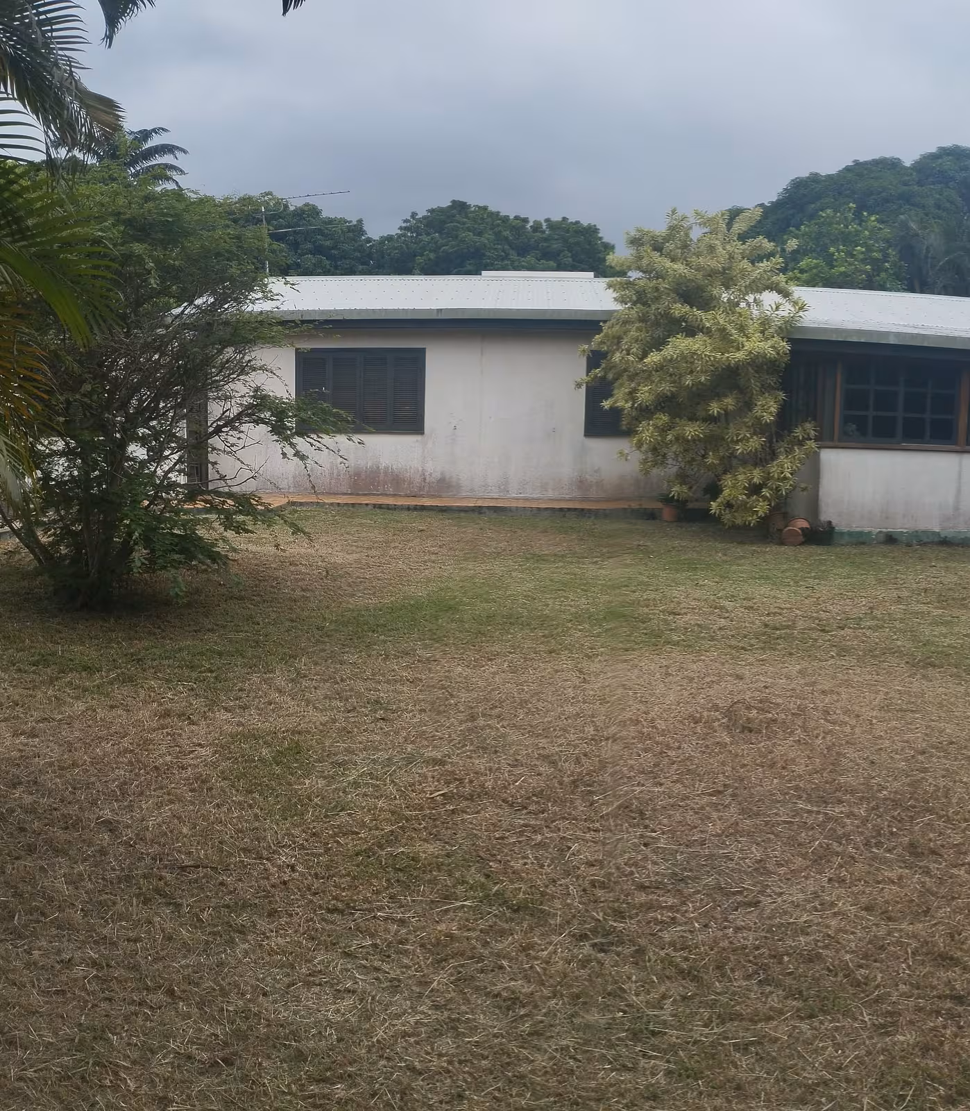 Abords propres et débroussaillés autour d'une villa après une intervention d'ABC Support à Païta