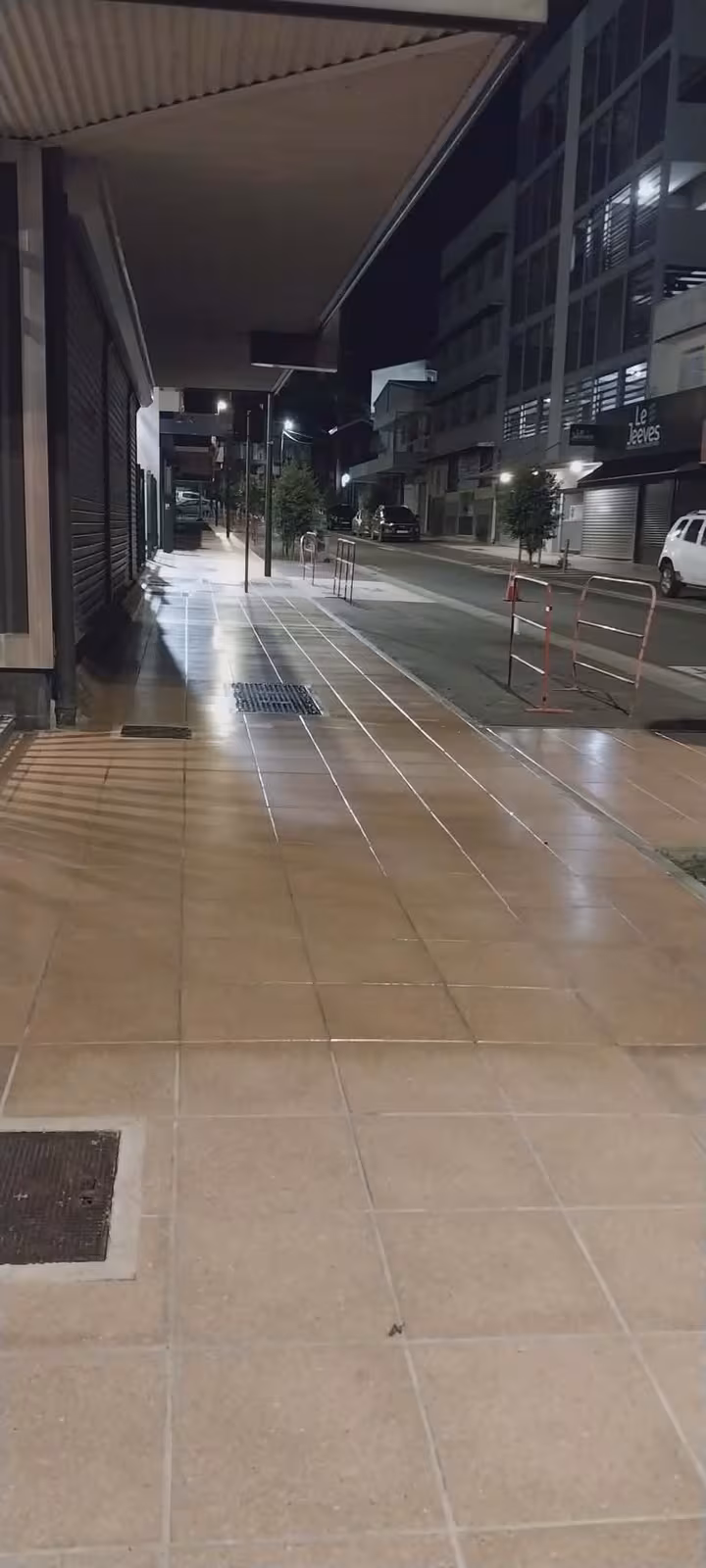 Trottoir traité après nettoyage haute pression et application de résine par ABC Support au centre-ville de Nouméa