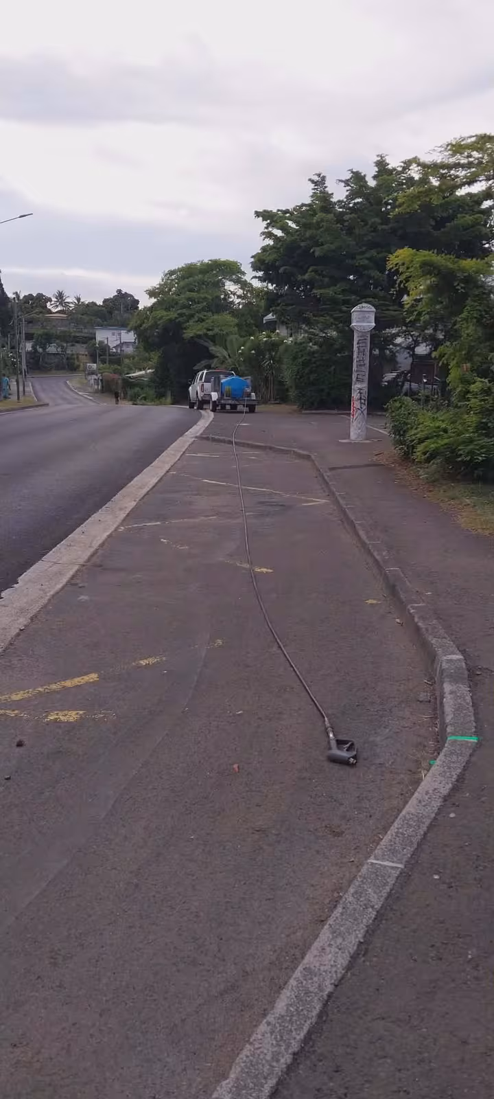 Bordures de trottoir nettoyées et lessivées par ABC Support le long d'une route à Nouméa
